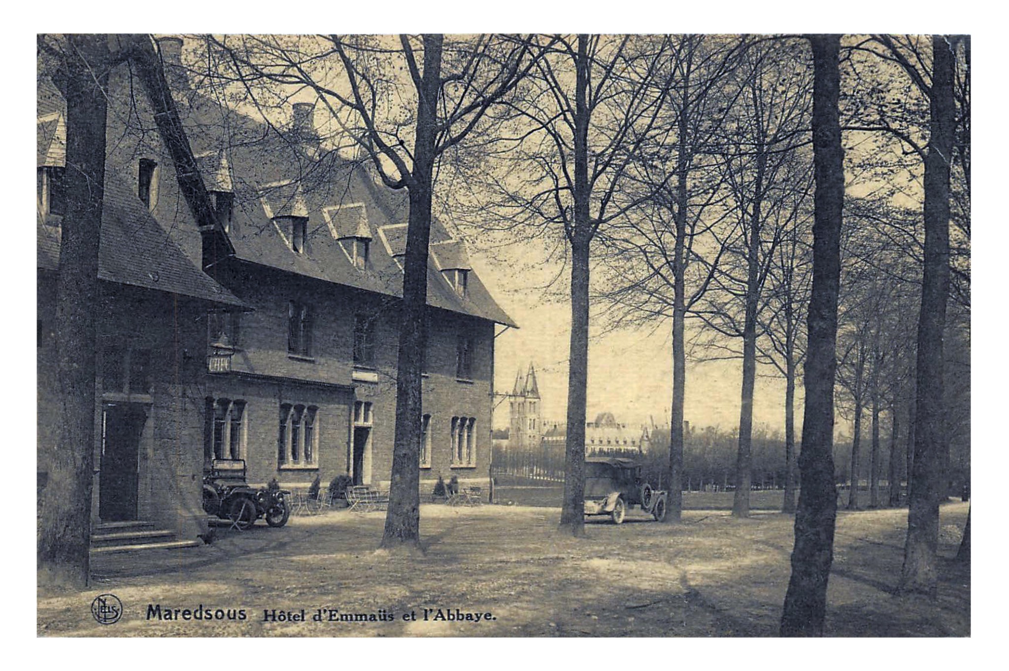 Maredsous (B) Hôtel d'Emmaüs et l'Abbaye (Nels).jpg
