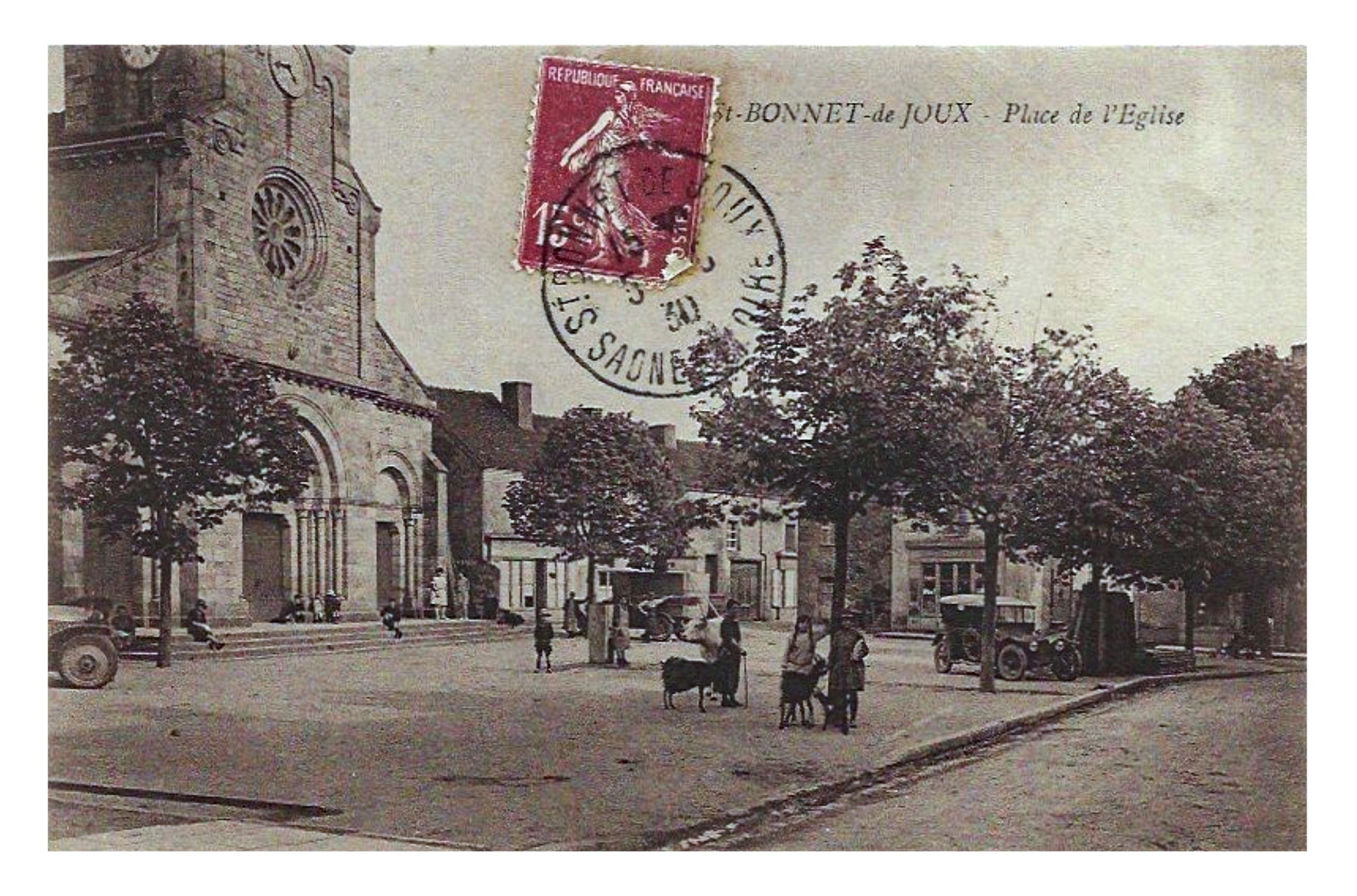 Saint Bonnet de Joux, Saône et Loire, Place de l'Eglise.jpg