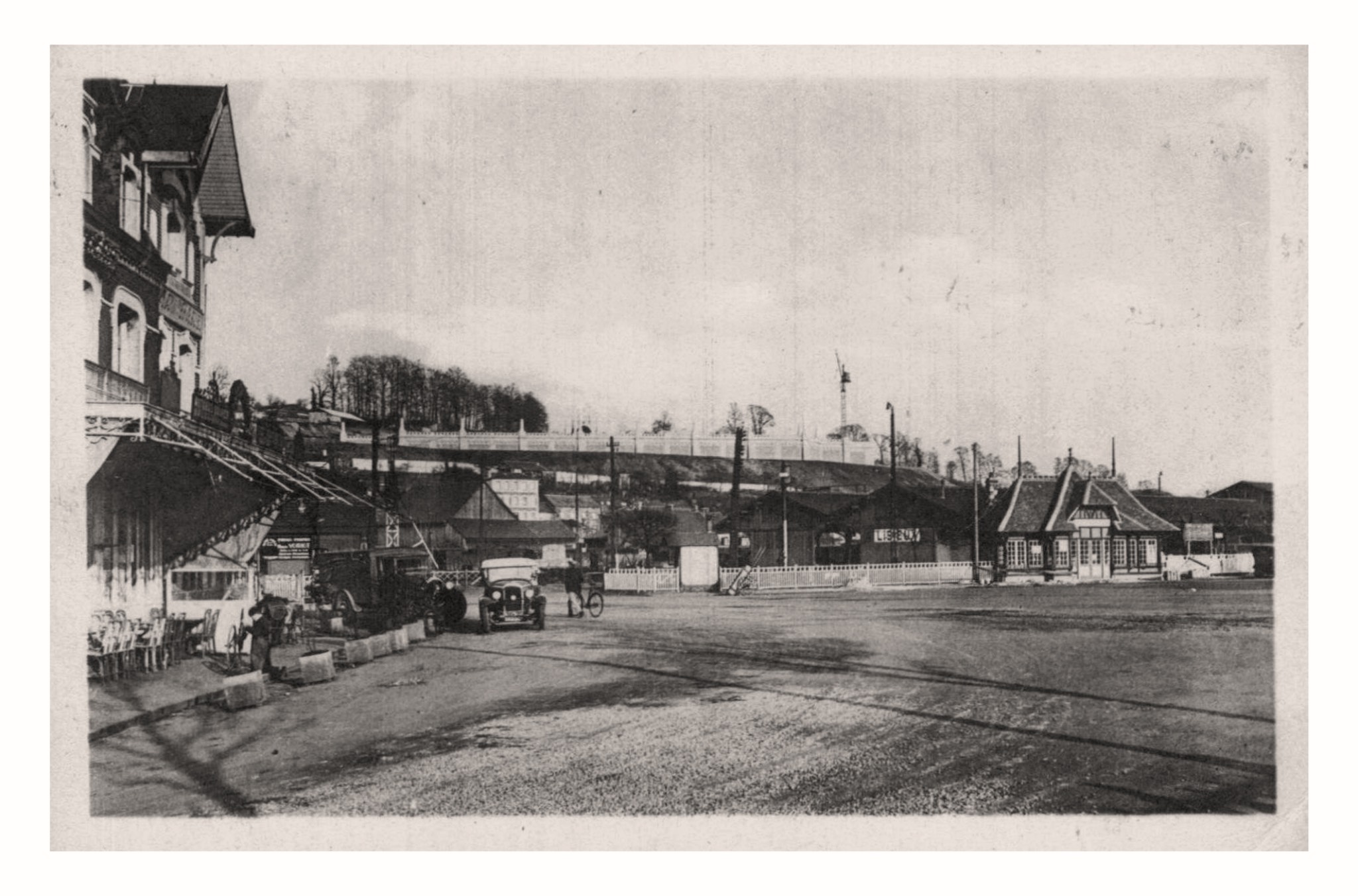 Lisieux, Calvados, la Place de la Gare (12).jpg