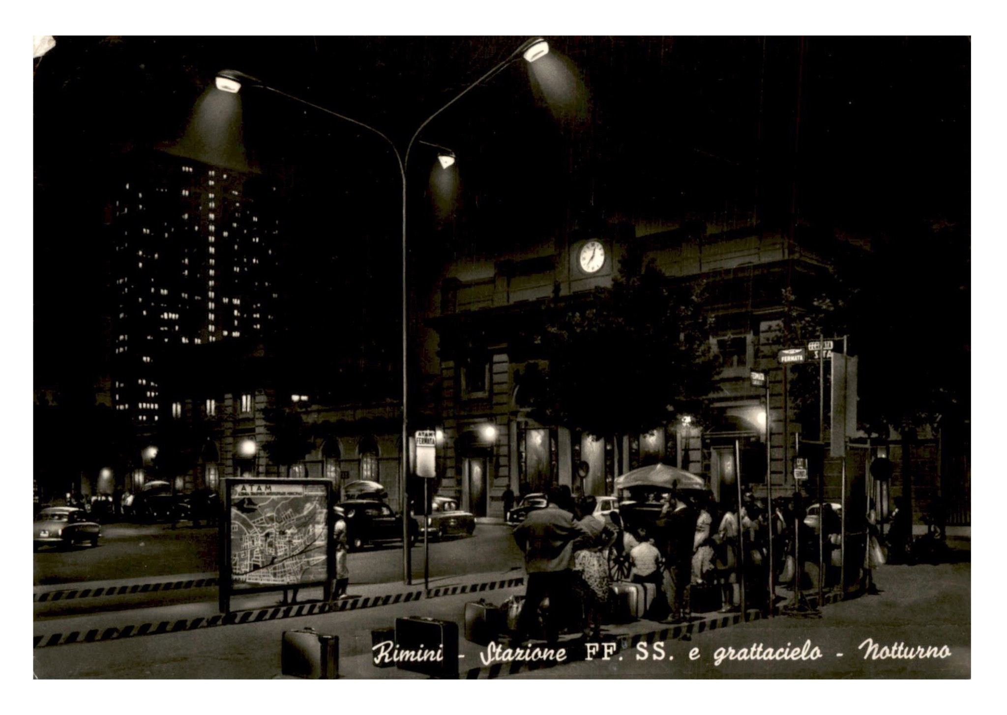 Rimini, Emilie Romagne (I), Stazione e grattacielo notturna,(la gare la nuit).jpg