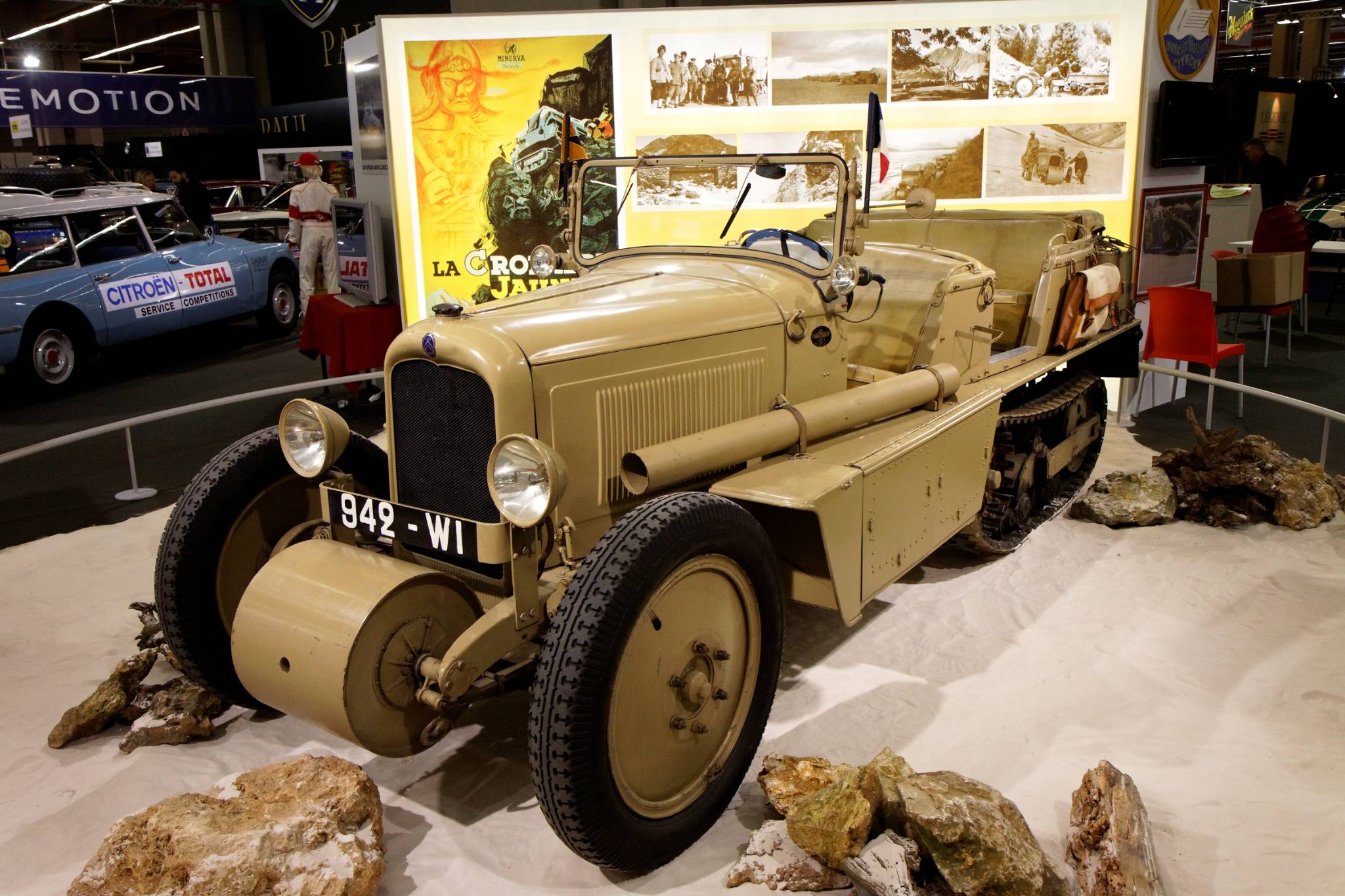 Rétromobile_2011_-_Citroën_autochenille_type_P17_-_1931_-_007.jpg