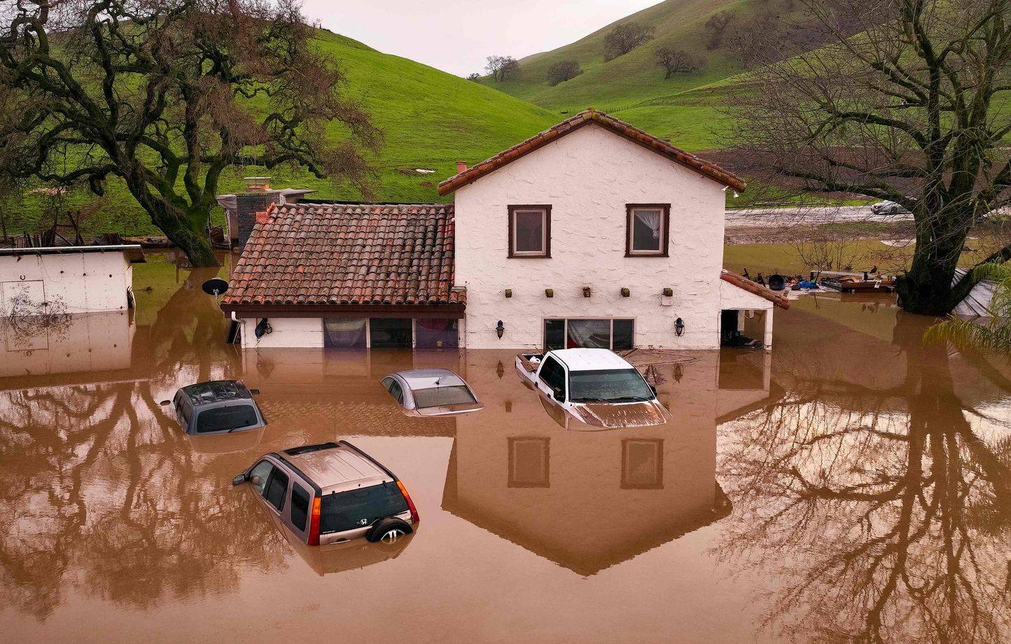 1444x920_a-flooded-house-is-seen-partially-underwater-in-gilroy-california-on-january-09-2023-heavy-rain-lashed-water-logged-california-monday-with-forecasters-warning-of-floods-as-a-parade-of-storms-that-have-kill.jpg