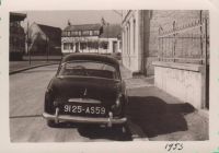 1953_Crespin_285929_-_Rue_du_Moulin_-_Simca_9_Sport.jpg