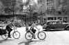 1960_Les_Champs-Elyses_a_bicyclettes.jpg