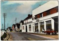 1965_Le_Theil_sur_Huisne_-_Station_Azur_et_Renault_Dauphine.jpg