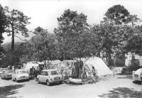 Agay_-_Le_Camping_-_Austin2C_Renault_Dauphine2C_Ford_Corina2C_Citroen_2cv.jpg
