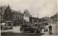 Cassel_285929-_Grand-Place_-_Citroen_Traction2C_Peugeot_202_Plateau_bache___.jpg