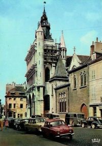 Dijon_282129_-_Renault_Dauphine2C_Simca_Versailles2C_Peugeot_203_et_fourgon2C_Citroen_HY_et_DS___.jpg