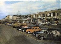 Dunkerque_285929_-_La_digue_et_l_ancien_casino_-_Citroen_2cv_et_Traction2C_Renault_Dauphine___.jpg