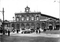 Lille_285929_-_La_gare_-_Peugeot_202_cabriolet.jpg