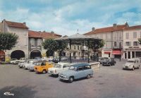 Mirande_283229_-_Place_d_Astarac_-_Simca_Aronde_Chatelaine_ou_autre___.jpg