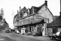 Saulieu_282129_-_Etape_incontournable_sur_la_Route_Nationale_6_-_3_Peugeot_203.jpg