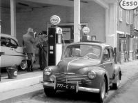 Station_Esso_-_Renault_4cv.jpg