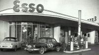 Station_Esso_-_Simca_9_coupe_et_Panhard_Dyna.jpg
