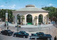 Vichy_280329_-_Source_de_l_Hopital_-_Peugeot_403_et_Belle_americaine.jpg