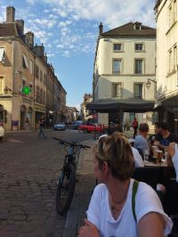 24_les_MG_dans_Beaune_attirent_les_regards.jpg