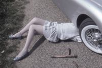 Agnes_sous_la_voiture.jpg
