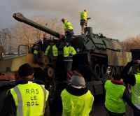 CHAR_LECLERC_GILET_JAUNE.jpg