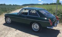 MGB_GT_avec_jantes_steel_wheels_et_center_caps.jpg