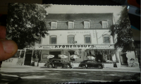 Peugeot_203___Hotchkiss_Anjou_devant_le_Restaurant_de_la_Gare_de_la_Clayette.png