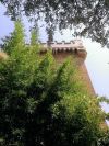 Reveil_au_Chateau_de_Montaren_qui_fait_face_a_sa_Tour_Sarazine_proche_d_Uzes.jpg