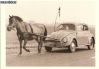 carte-postale-VW-cox-en-panne-tiree-par-un-cheval.jpg