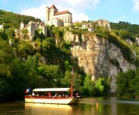 croisieres-gabare-devant-saint-cirq-lapopie.jpg
