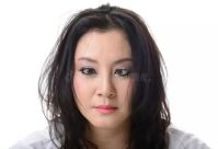 femme-asiatique-folle-observee-par-strabisme-47976174_-_copie.jpg