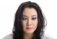femme-asiatique-folle-observee-par-strabisme-47976174_-_copie2.jpg