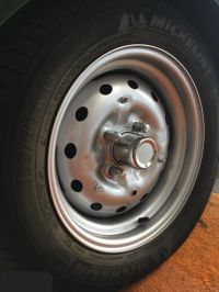 jante_MGB_steel-wheel_avec_center_cap~0.jpg