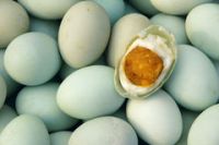 le-plan-rapproche-de-l-oeuf-sale-de-canard-29803695.jpg